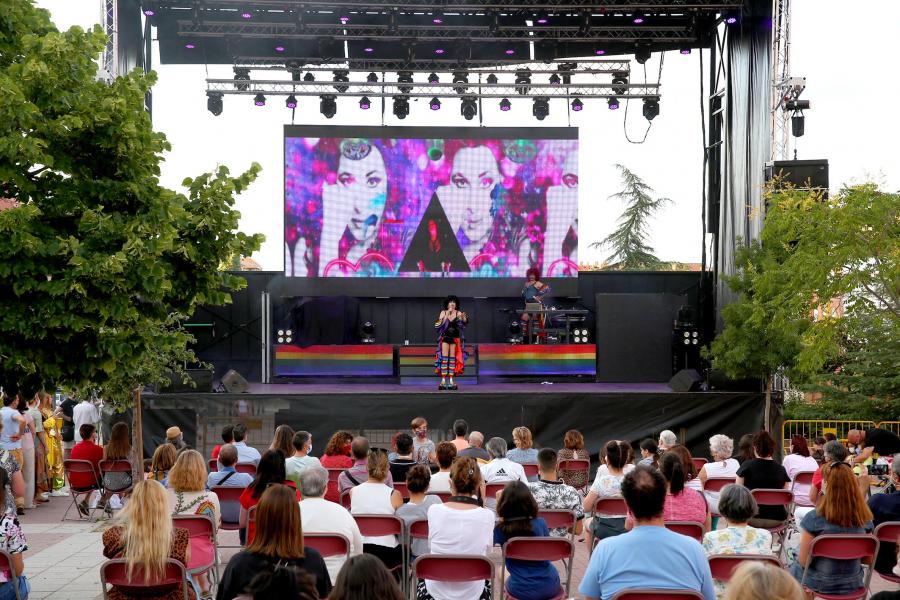  La Terremoto de Alcorcón y Actividades en Valdelasfuentes - Imagen panorámica del Paseo Valdelasfuentes , vemos el público asistente y al fondo el escenario.