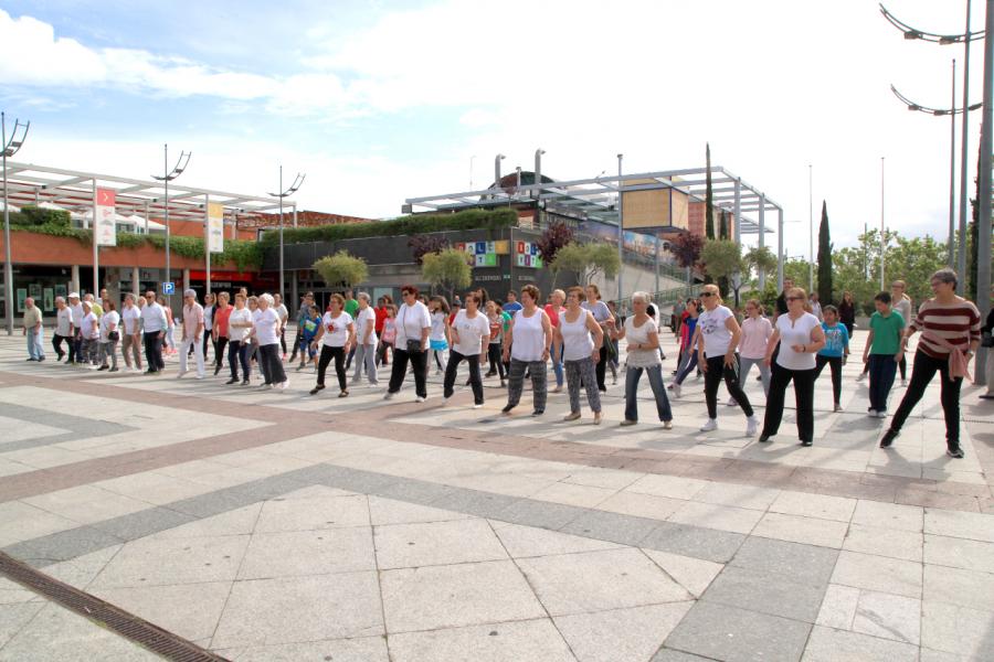 Semana del Mayor 2016 - Aerobic en la Plaza Mayor - Público en general recibiendo clase de Aerobic al aire libre.