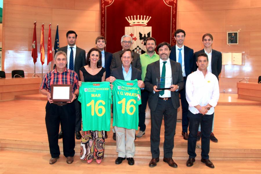 Recepción a Representación del Equipo de Fútbol Alcobendas Levitt - El alcalde García de Vinuesa recibiendo una camiseta del equipo de futbol.