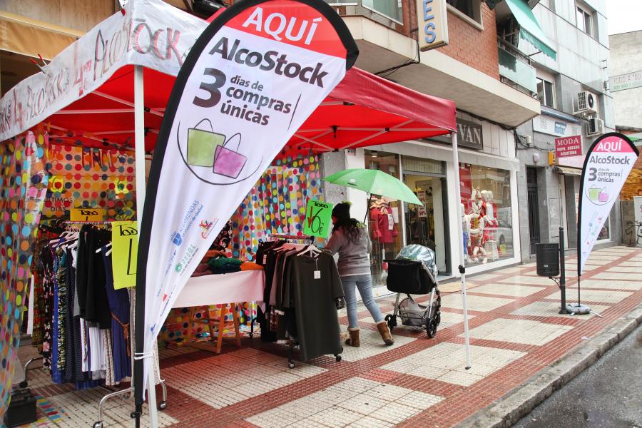 Visita Alcostock 2018 -  Imagen de fachada de un comercio que tiene la señalitica de que participa en la feria.