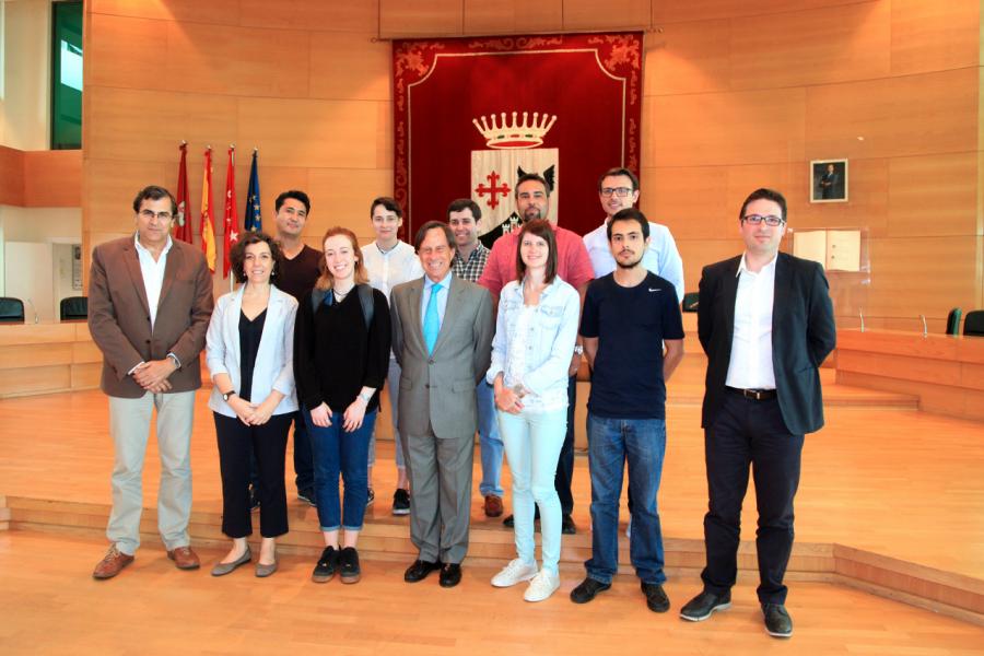 Recepción del Grupo de Alumnos de la Escuela de Verano de la UAM -  Grupo de Alumnos de la Escuela de Verano de la UAM con el alcalde García de Vinuesa en el salón de plenos del ayuntamiento.