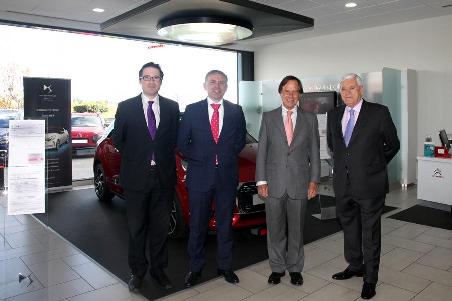 Visita a la Empresa Amarauto - El alcalde García de Vinuesa junto con otras personalidades visitando la empresa Amarauto.