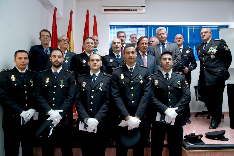 Fiesta de los Ángeles Custodios de la Policía Nacional 2016 - El alcalde con los policías premiados.