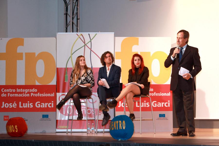 Visto de escenario con presentadores y alcalde García de Vinuesa 