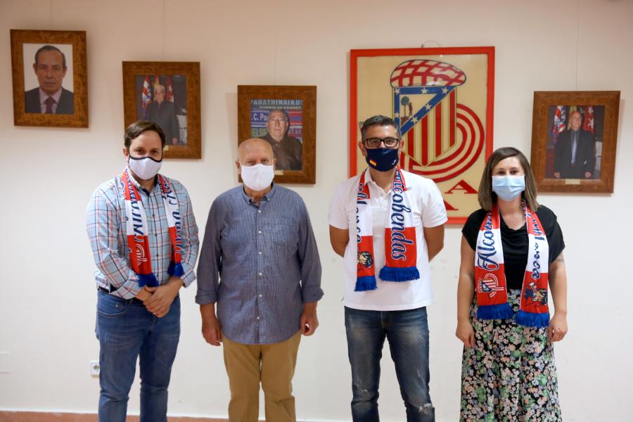 Alcalde Rafael Sánchez, concejal María Espín y participantes. Exposición Aniversario Peña Atlética Alcobendas - 2020