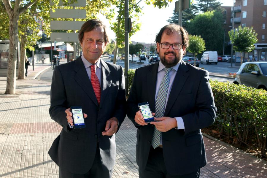 Alcalde y concejal mostrando la App