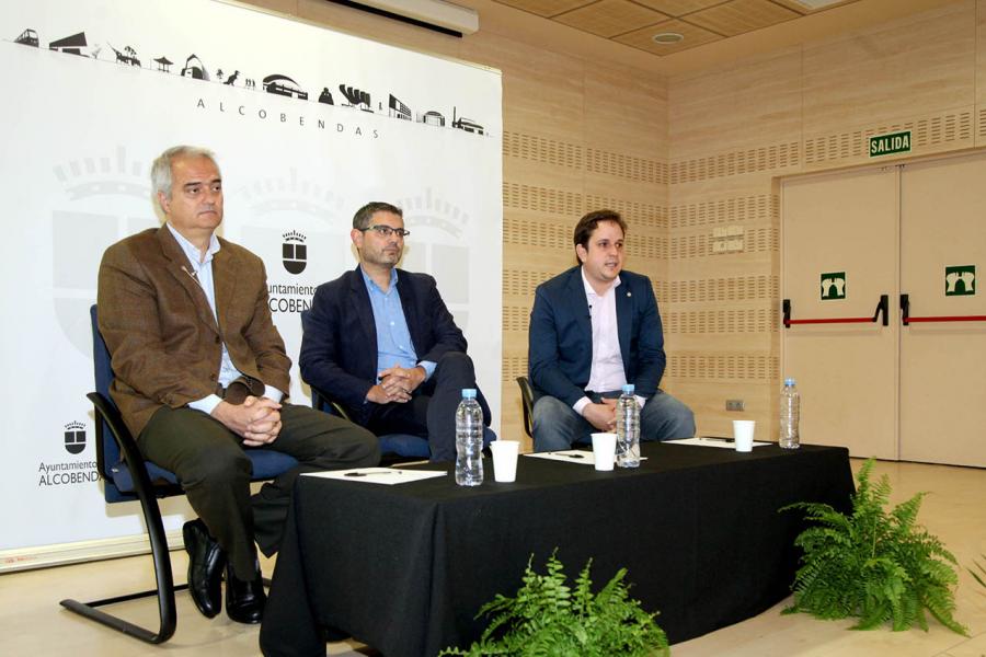 Asamblea de Distrito Centro - Imagen del alcalde Sánchez Acera con dos delegados municipales sentados.