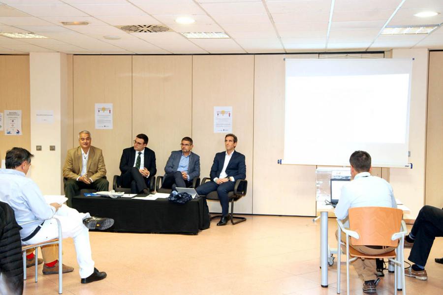 Asamblea de Distrito Urbanizaciones - Panorámica de la sala con la mesa de los representantes municipales y parte de los vecinos.