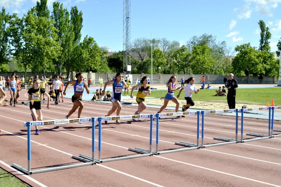 XVIIº Torneo de Atletismo Colegio Base - Carrera salto de vallas.
