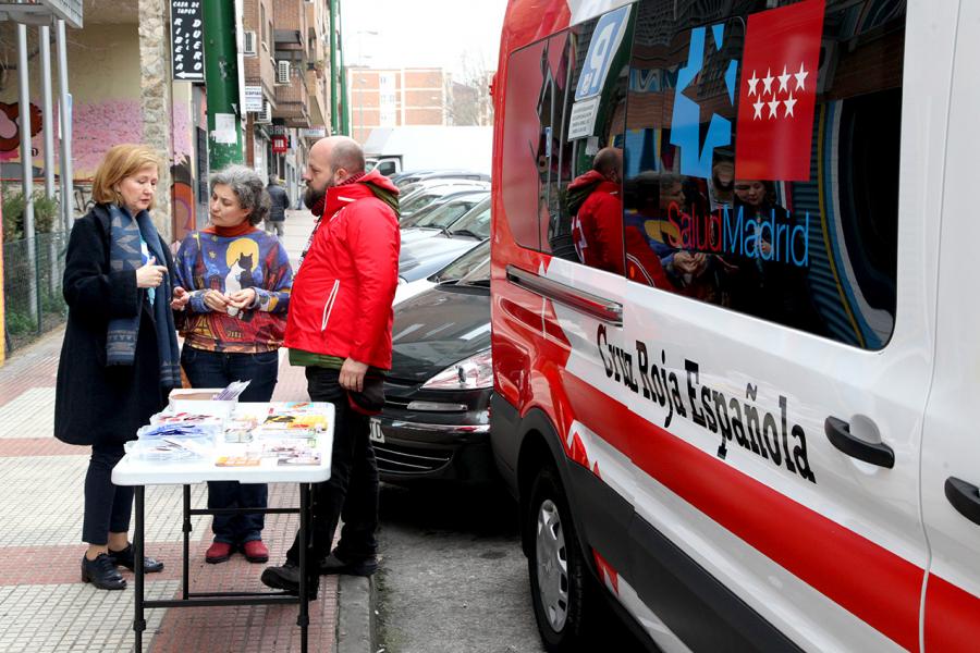 Concejal por PSOE Ofelia Culebradas Charla con miembro de Cruz Roja
