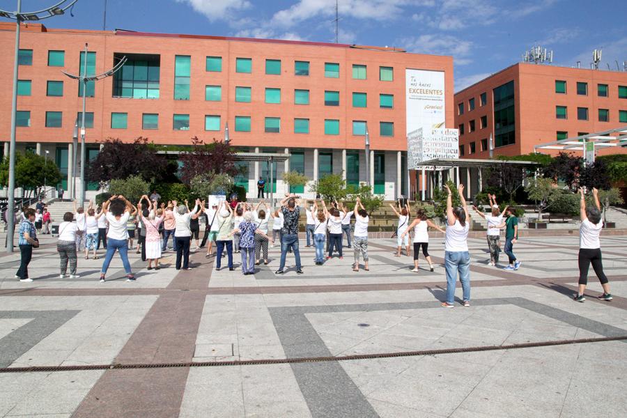 Semana del Mayor 2017 - Clase de Baile en la Plaza Mayor - Panorámica del grupo de  mayores.