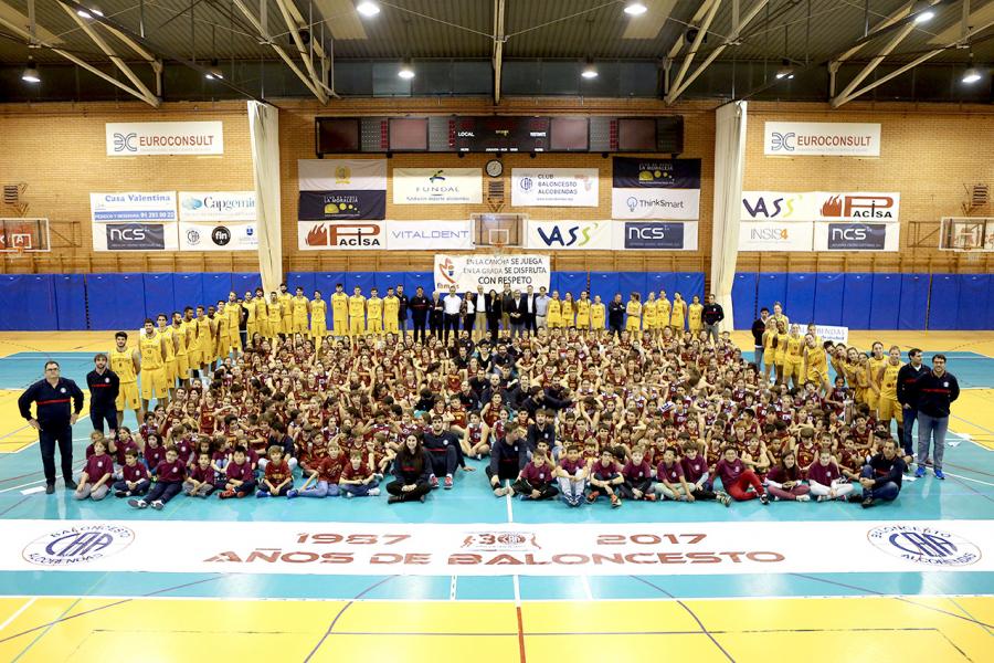 Presentación Equipos y 30 Aniversario Club Baloncesto - Posado de todos los participantes.
