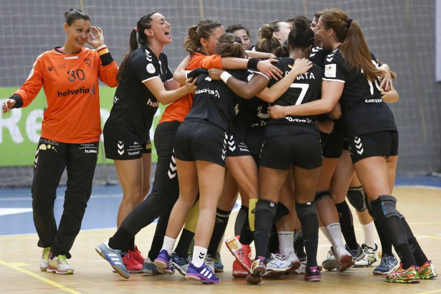 Jugadoras haciendo pìña tras el pitido final