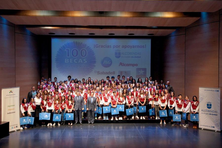 Entrega de 100 Becas FUNDAL 2017 - Imagen de todos los alumnos becados en el escenario con el alcalde García de Vinuesa y otras autoridades.