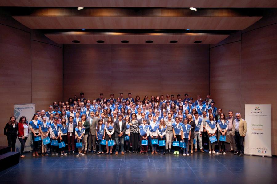 Entrega 100 Becas FUNDAL 2016 - Imagen de todo el grupo en el escenario.