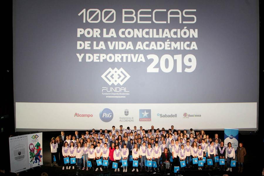 Entrega de 100 Becas FUNDAL 2019 - Imagen cenital de todos los premiados y las autoridades que han entregado los premios en el escenario.