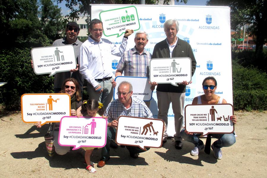 Día del Medio Ambiente - Bocadillos - Grupo de ciudadanos con sus mensajes medioambientales.