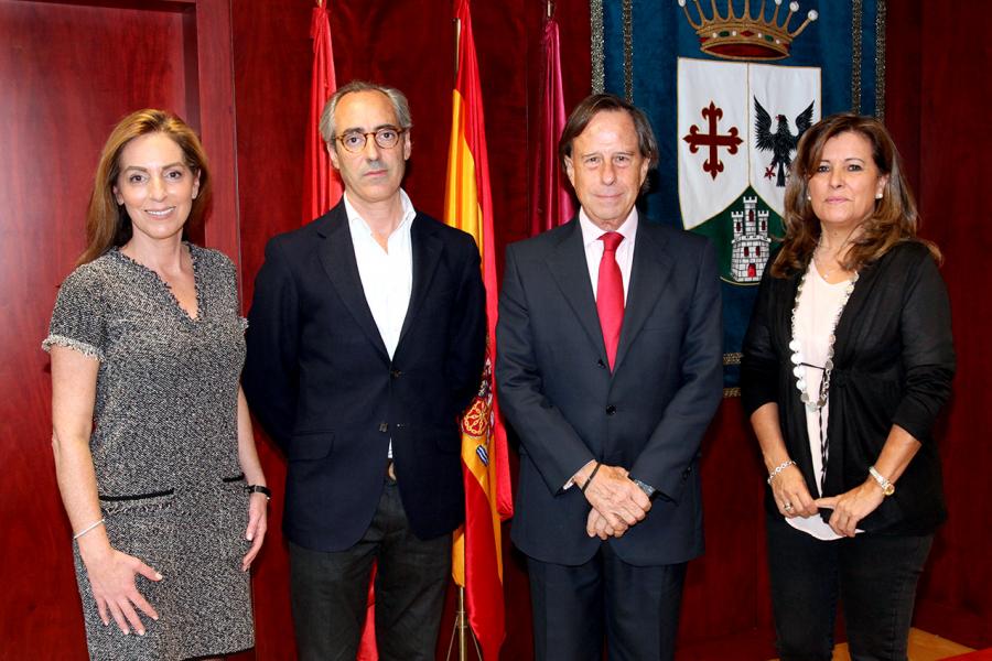 Firmantes posan tras la firma