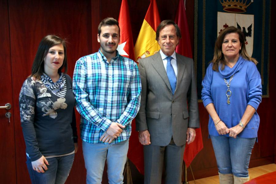 Firmantes posan tras la firma