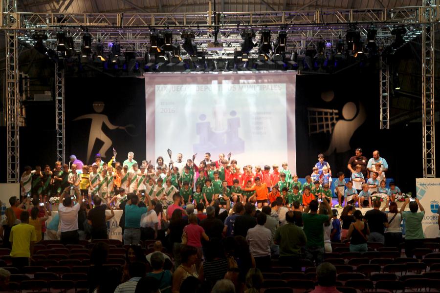 Entrega de Trofeos de las Competiciones Domésticas - Grupal de los participantes.