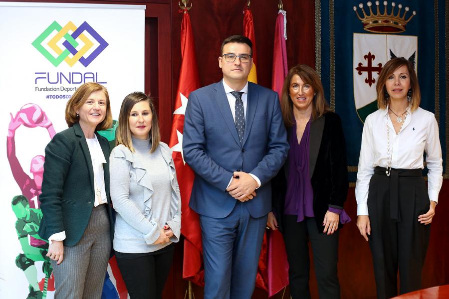 Firmantes posan tras la firma