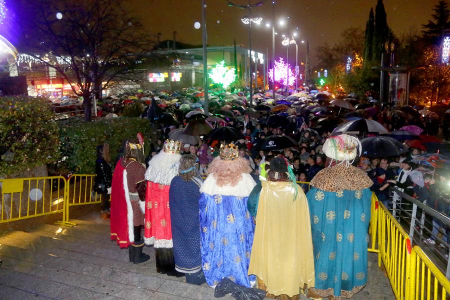 Cabalgata de Reyes 2018 - Imagen de los Reyes Magos de espalda con sus pajes saludando a la gente.