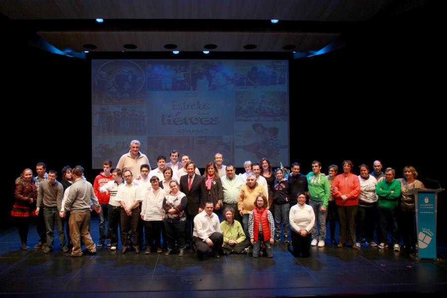Presentación del Calendario de APAMA 2017 - Imagen de grupo en el escenario.