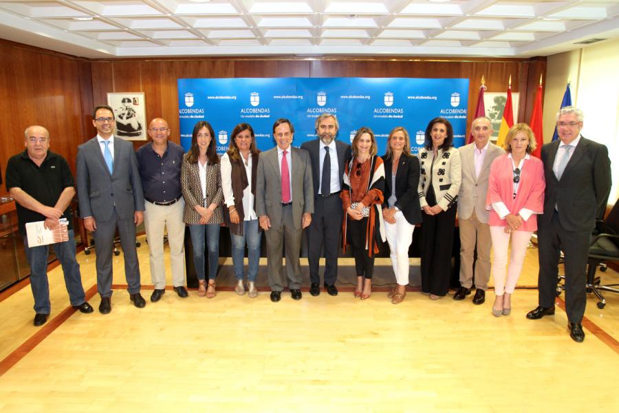 Presentación Carrera "Jóvenes contra la Violencia" - Posado grupal de autoridades.