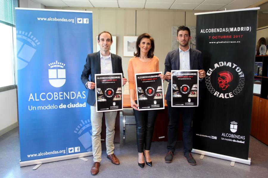 Presentación de la Carrera Gladiator Race - Imagen de las personas que han presentado la carrera con el cartel de la misma.