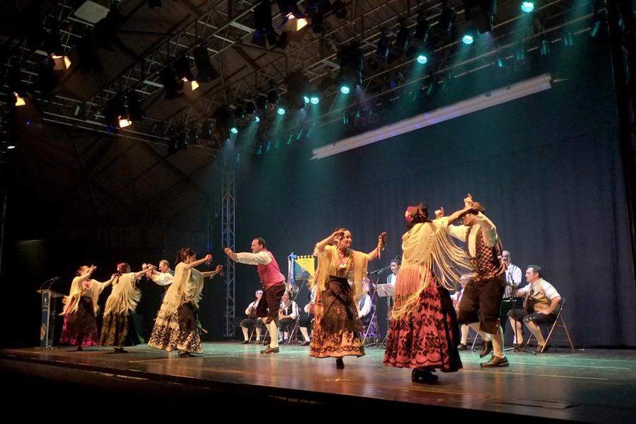 Festival de Folklore de la Casa de Murcia -  Bailarines en el escenario.