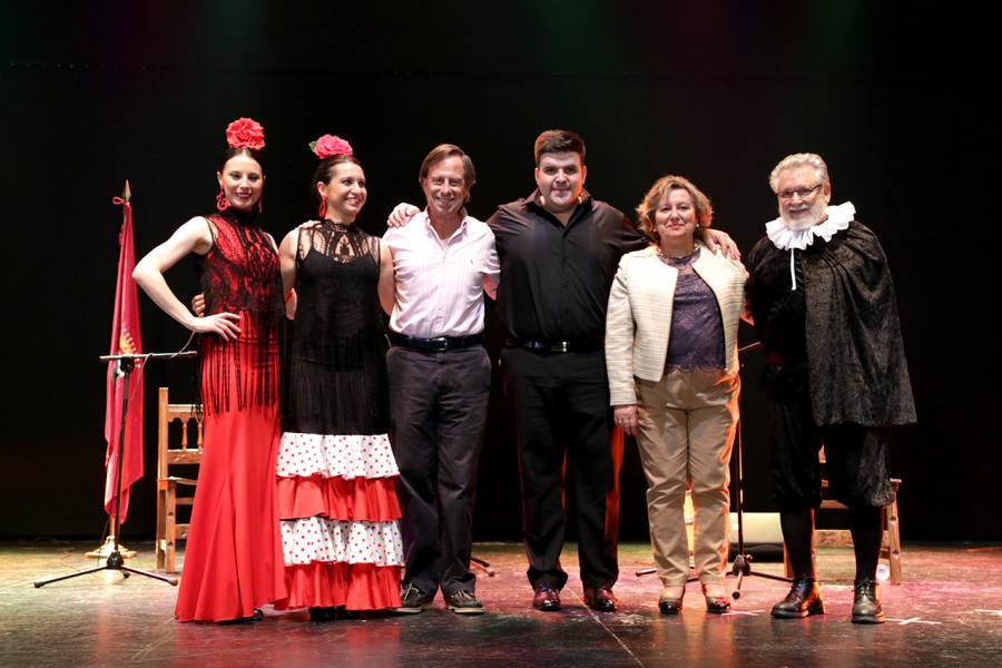 Degustación de Migas de la Casa de Castilla La Mancha - Escenario con artistas y  el alcalde. 