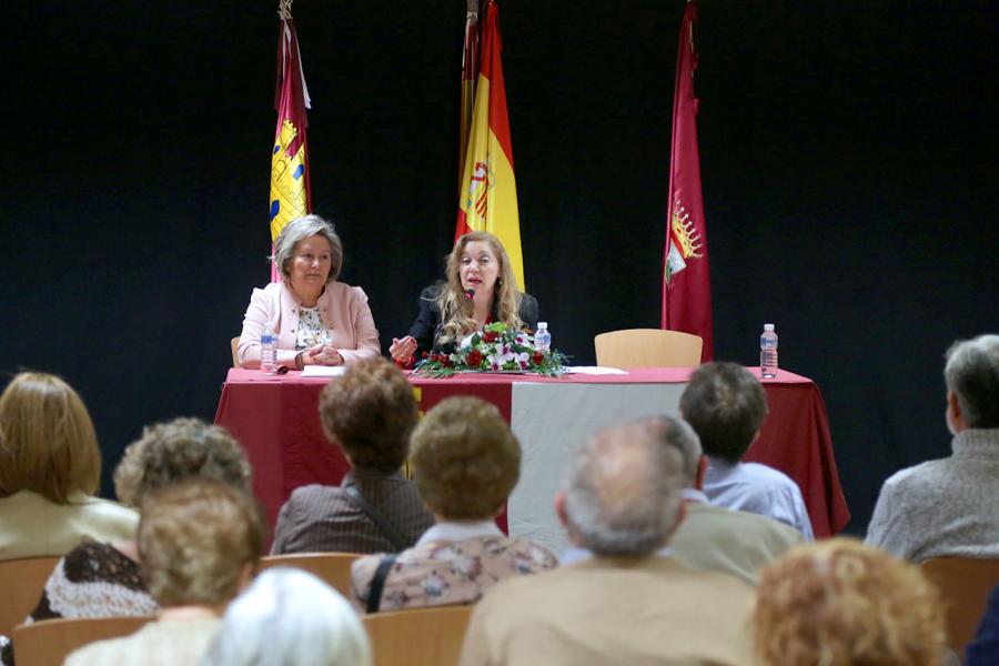 Inauguración Semana Cultural de Castilla La Mancha - Imagen de primer plano de las dos conferenciantes.