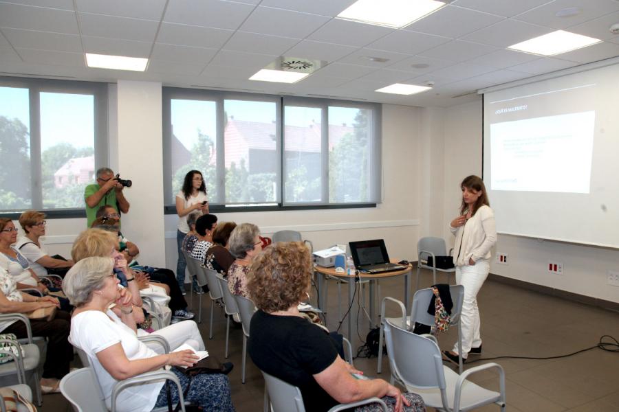 Charla sobre Maltrato a Mayores en Centro de Mayores de Urbanizaciones - La oradora con el publico.