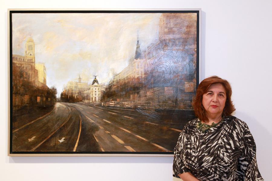 Inauguración Exposición de Charo Vaquerizo "Visiones Urbanas" - Imagen de la autora Charo Vaquerizo junto a una de sus obras.
