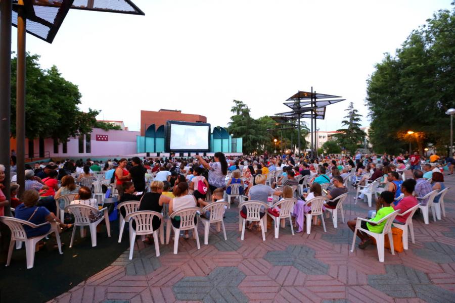 Vista general de los asistentes al cine de verano - 2019