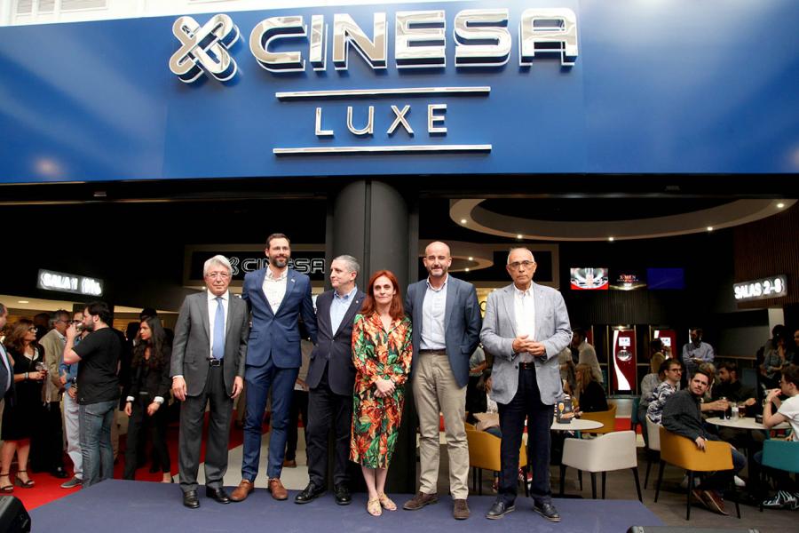 Inauguración Cinesa Luxe en C.C. Moraleja Green - Posado de Ramón Cubian, del ayuntamiento, junto a los representantes  de CINESA.