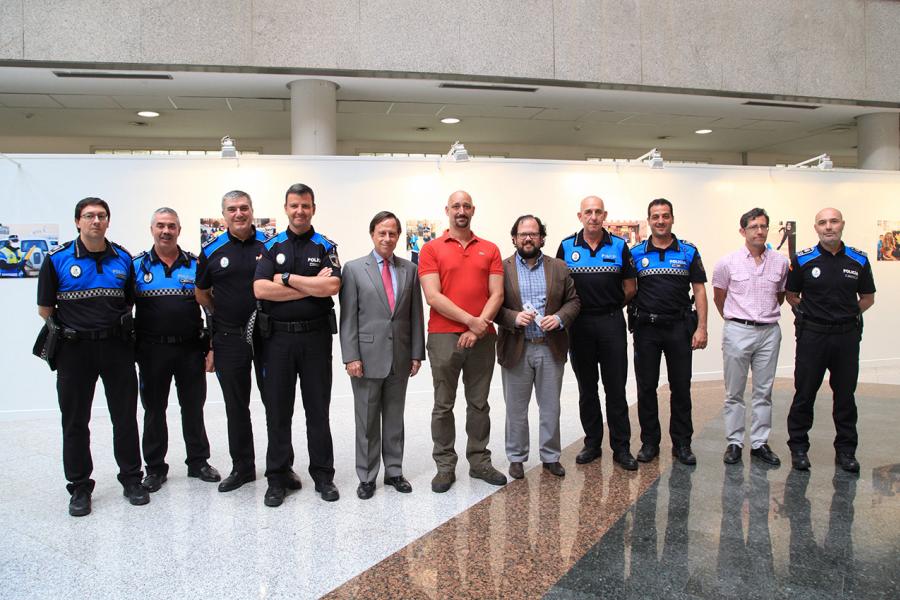 Inauguración de la Exposición "Ciudadanos de Uniforme" -  Foto de grupo del alcalde García de Vinuesa en la exposición junto a otras personas.