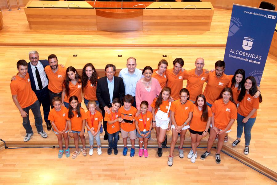 Recepción del Club de Esgrima Alcobendas - Posado del equipo completo y el alcalde.
