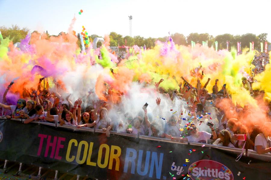 Carrera Color Run - Imagen del público en general con polvo de todos los colores.