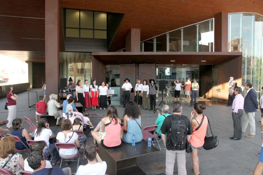La Música Toma la Calle - Concierto en el Centro de Arte - Toma trasera de la actuación.