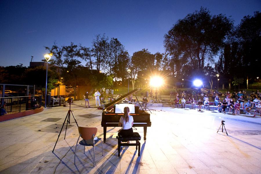 Niña tocando el piano en la plaza de Asturias. 2020