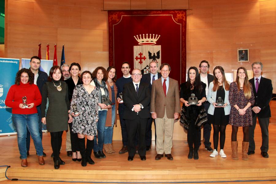 Entrega de Premios de los Escaparates 2016 - Imagen del alcalde García de Vinuesa con una de las premiadas.