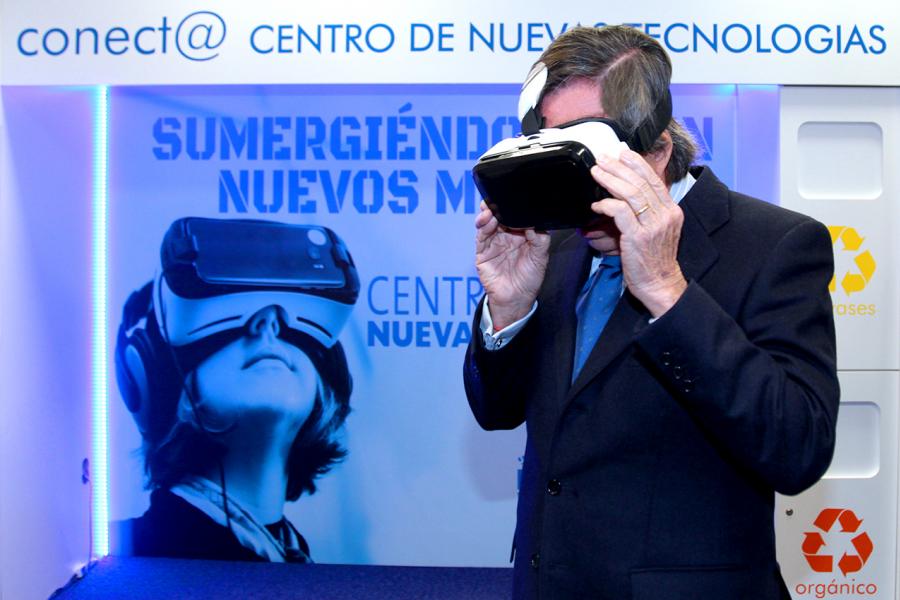 Visita Espacio Realidad Virtual en Conect@ -  El alcalde con las gafas virtuales puestas.