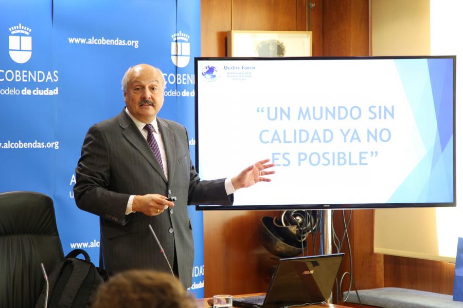 Conferencia Magistral sobre Calidad de Rodrigo Vera - Imagen del conferenciante en un momento de su discurso y ayudándose de un powerPoint.