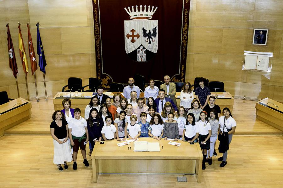 Consejo de la Infancia 04/10/2019 - Imagean cenital de los jóvenes y los miembros del gobierno local que han participado en el acto.