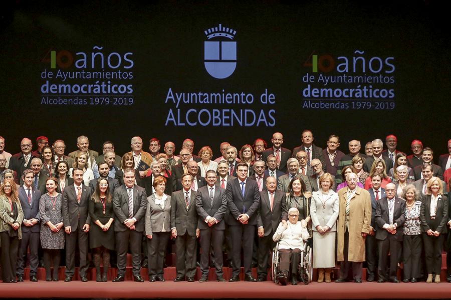Vista general con todos los asistentes posando en escenario