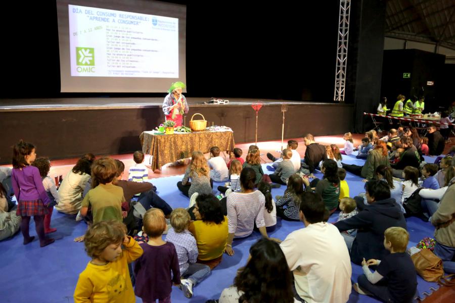 Fiesta del Consumo Responsable en La Esfera -  Los asistentes en una actividad.