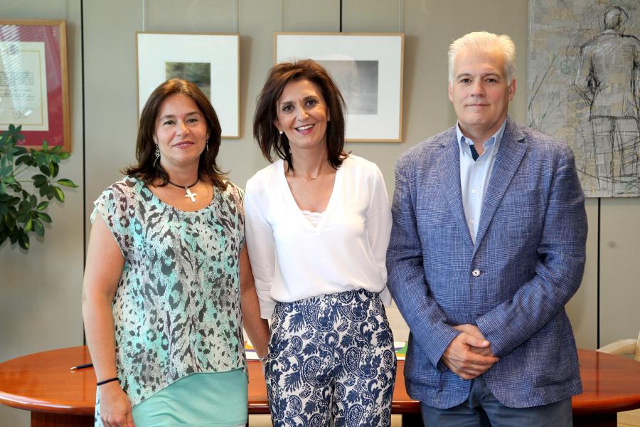 Firmantes posan tras la firma