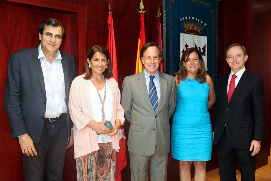 Firmantes posan tras la firma