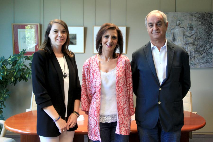 Firmantes posan tras la firma